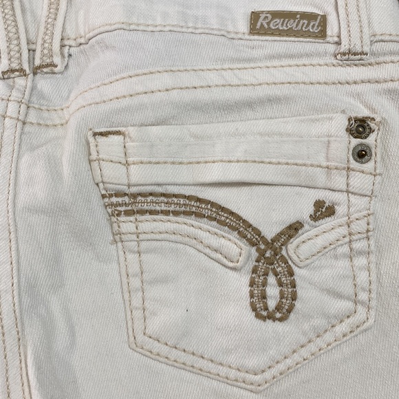 Rewind Capris Jean Low Rise, Off White Denim - Picture 5 of 9